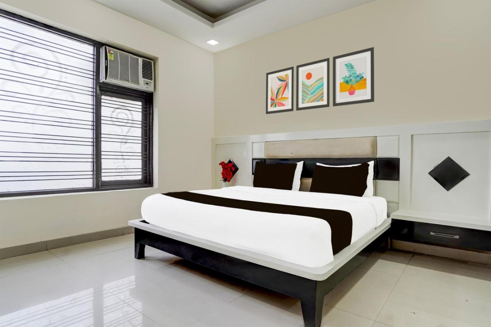 Hotel Cozy Cave Near Delhi Airport 4*