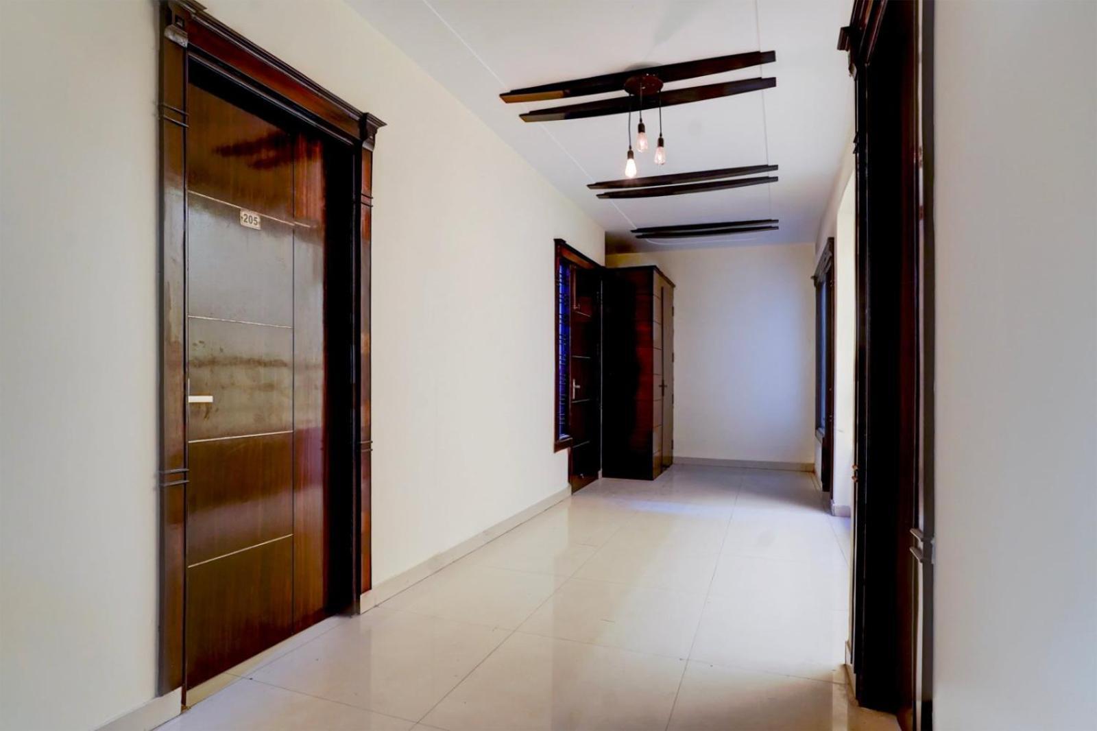 Cozy Cave Near Delhi Airport 4*