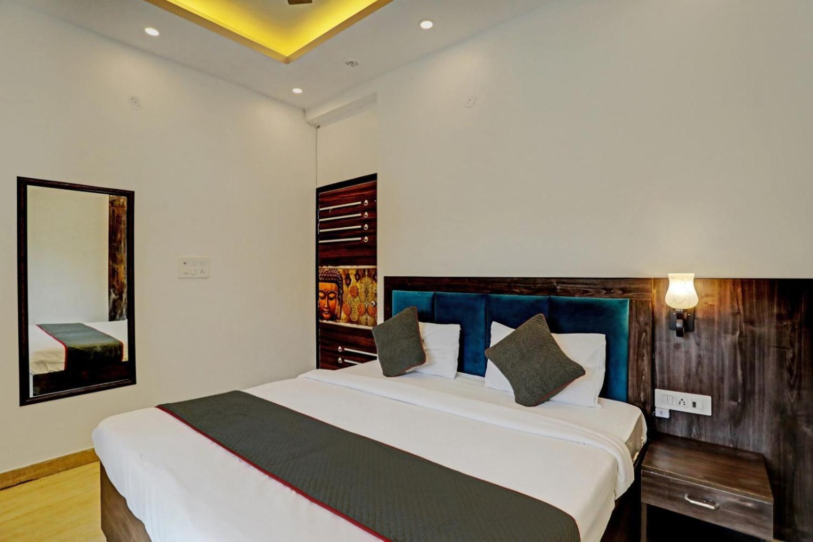 Cozy Cave Near Delhi Airport 4*