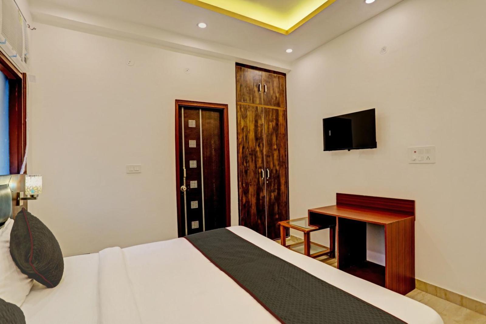 Hotel Cozy Cave Near Delhi Airport 4*