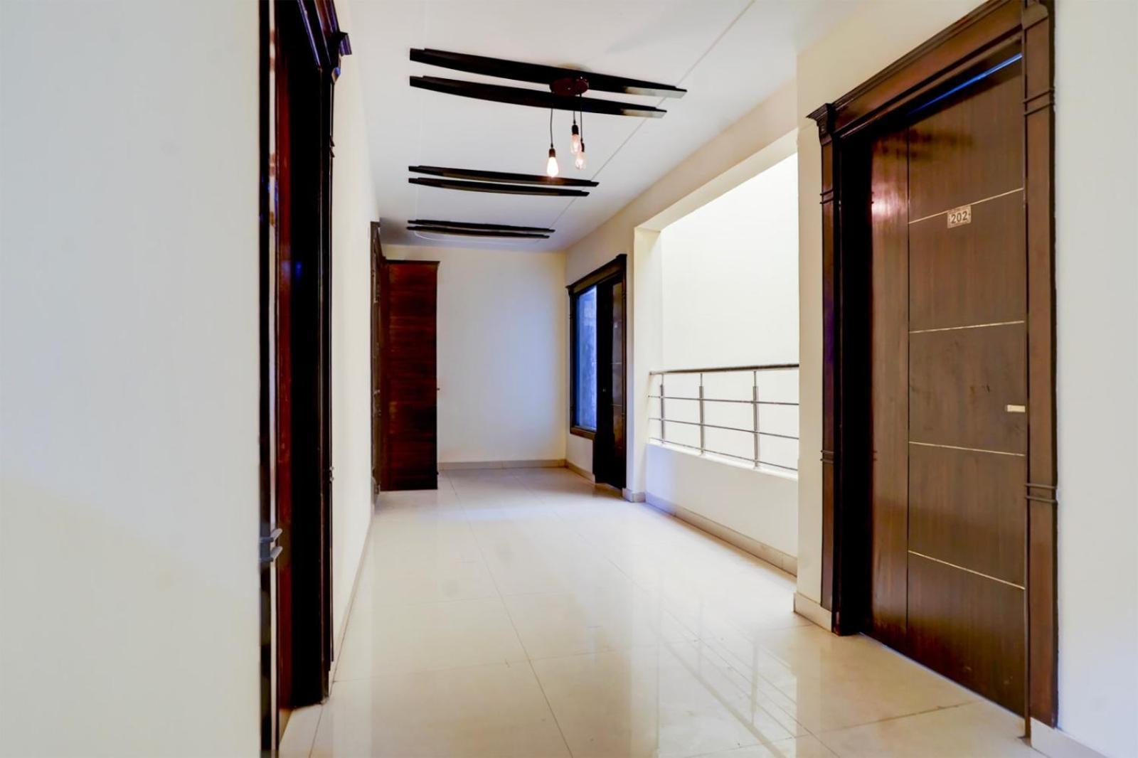 Cozy Cave Near Delhi Airport Hotel New Delhi