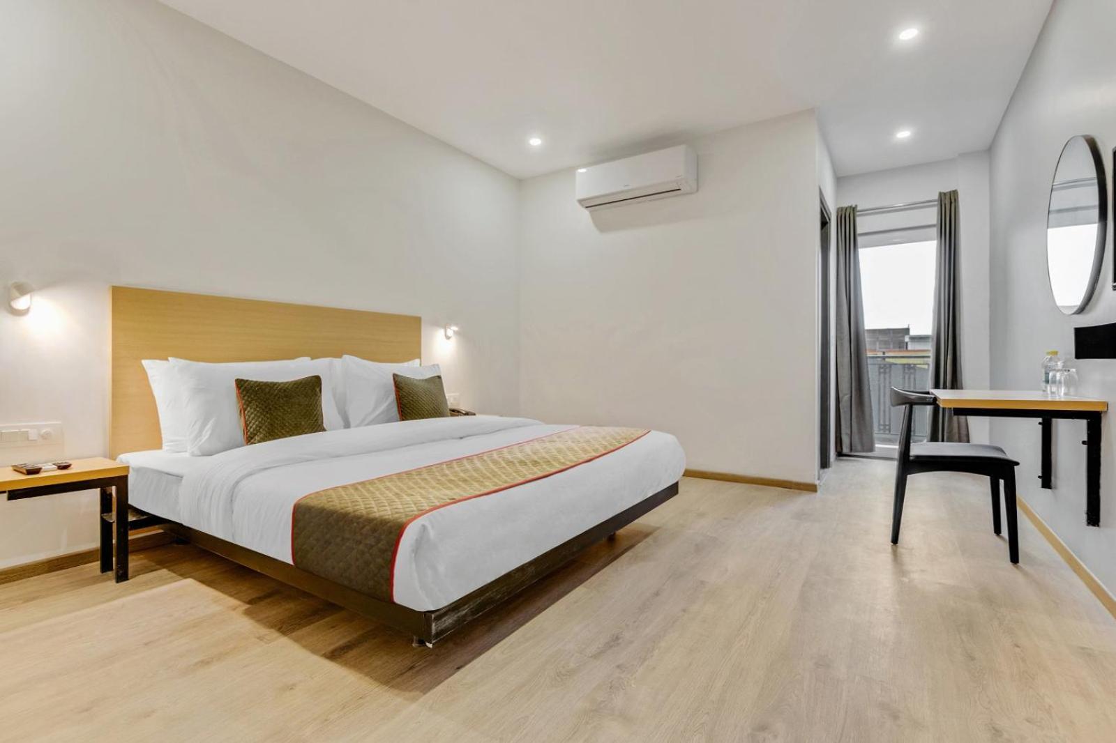 Cozy Cave Near Delhi Airport 4*