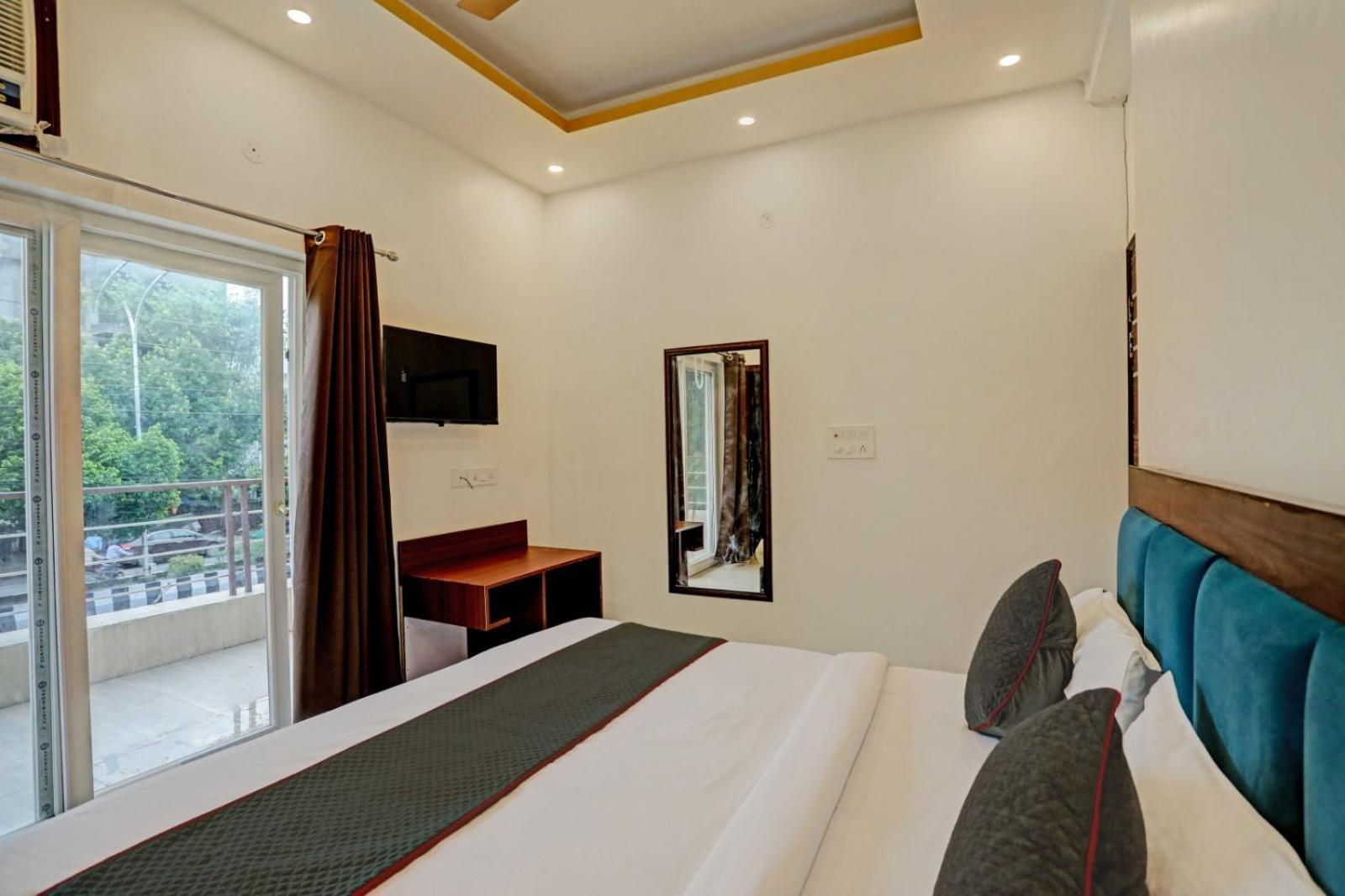 Hotel Cozy Cave Near Delhi Airport 4*