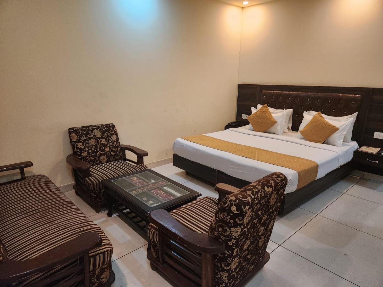 Cozy Cave Near Delhi Airport